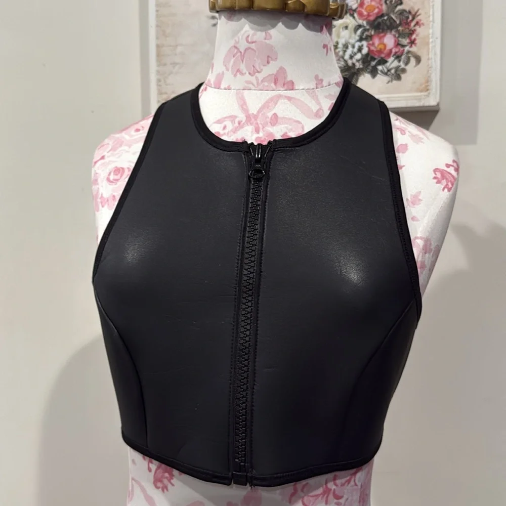 SKIMS Sport Swim High Neck Top Womens Onyx SW-HNK-0050. Size small
